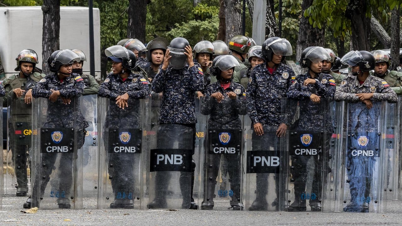 Sicherheitskräfte warten auf den Beginn der Oppositionsproteste.