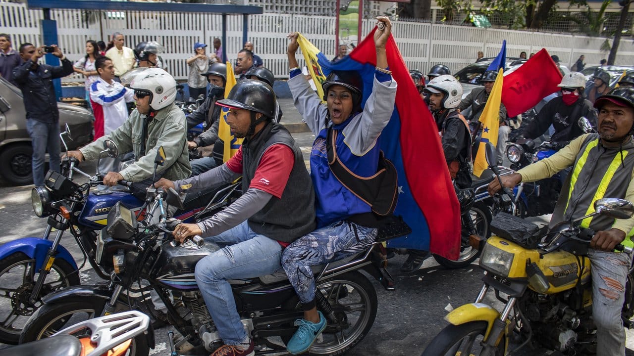 Auch Unterstützer von Präsident Maduro zeigten sich auf den Straßen von Caracas.