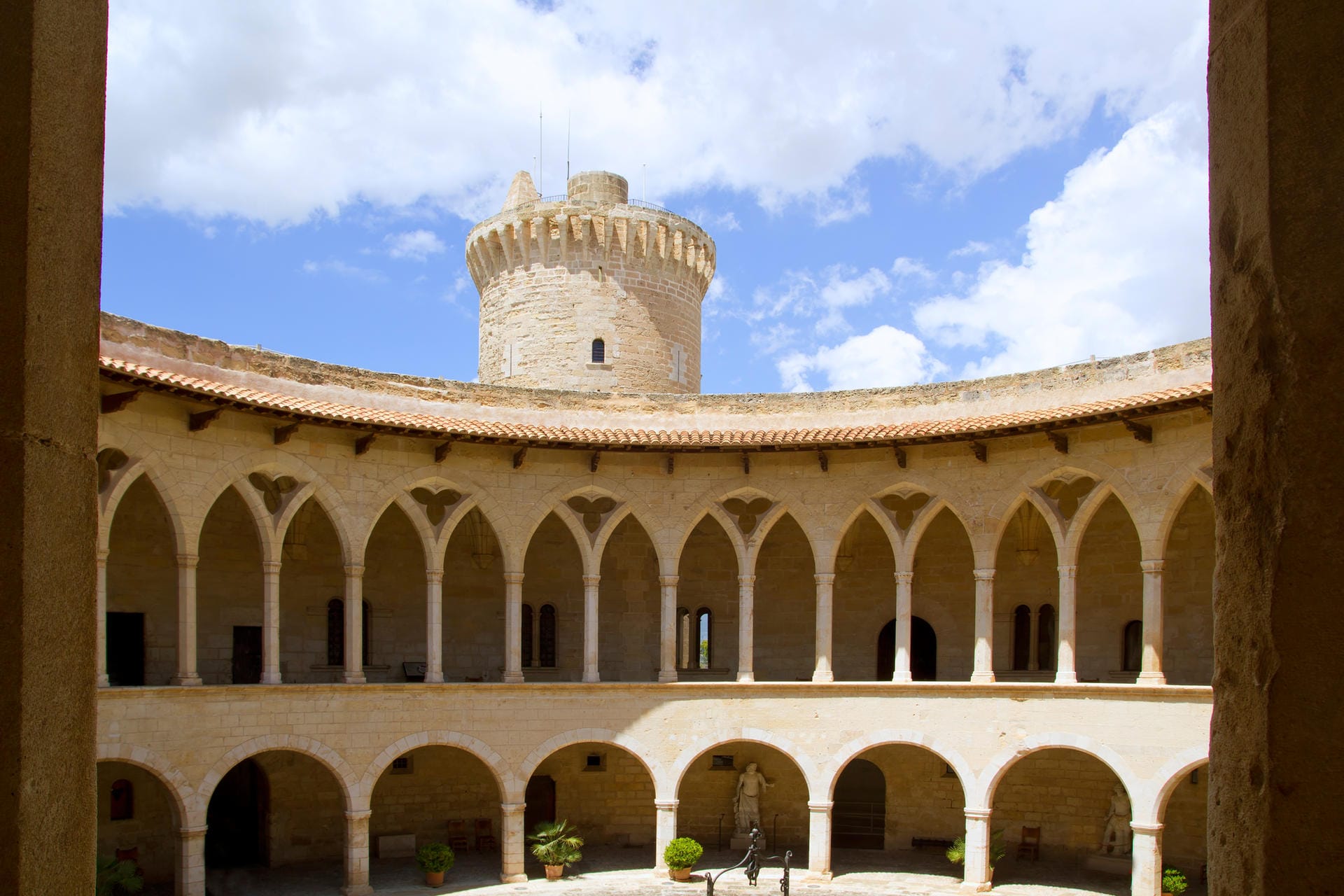 Castell de Bellver: Von der Burg aus können Sie auf die Stadt Palme und die Umgebung blicken.