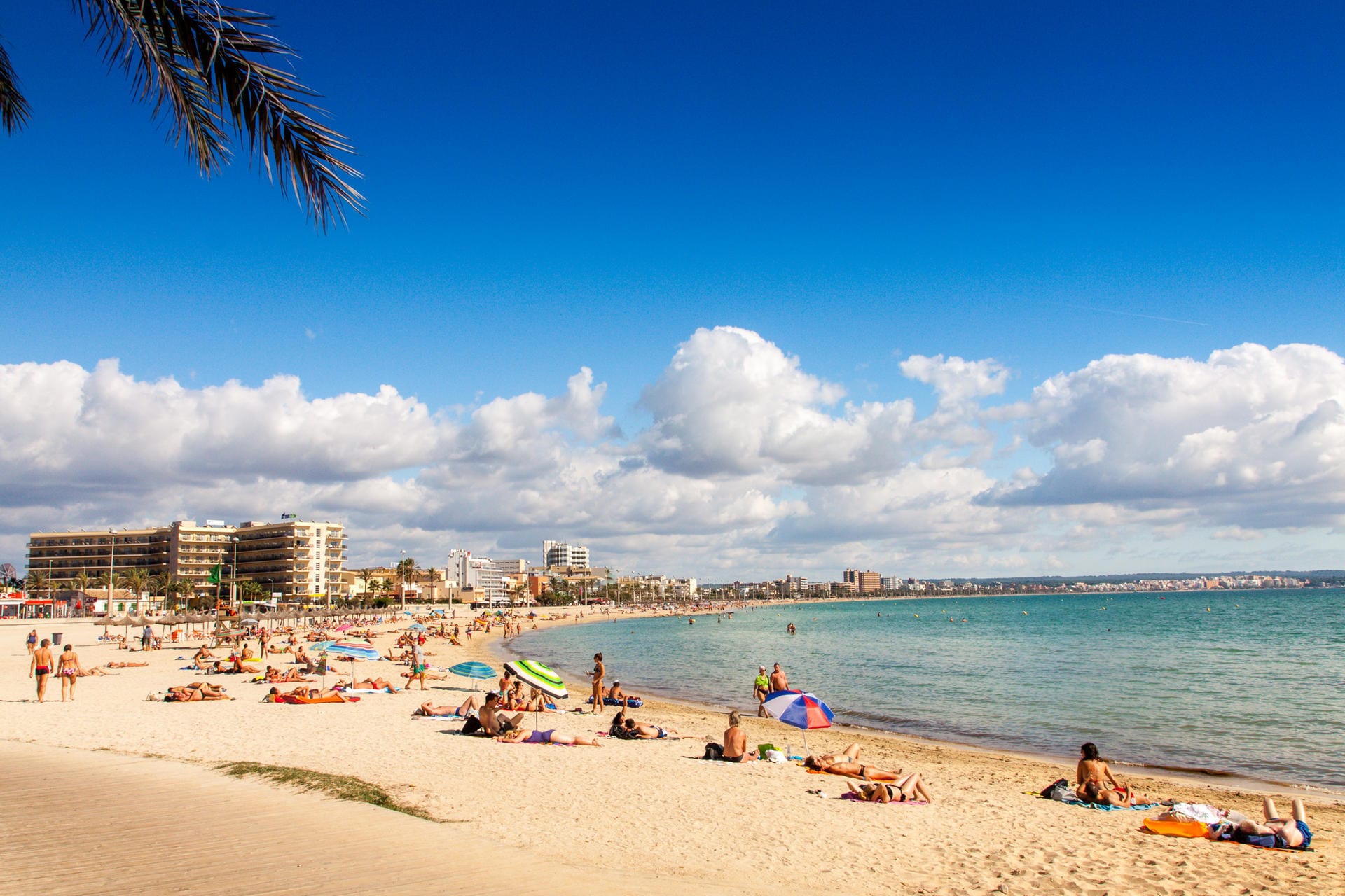 Platja de Palma: Pro Hauptsaison verschwinden vom Strand Platja de Palma rund 82 Tonnen Sand.