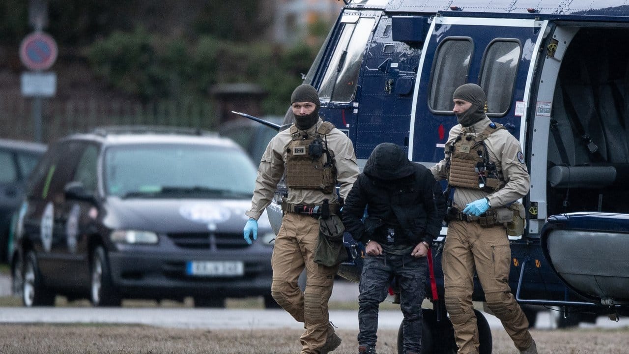 Beamte der Bundespolizei führen einen der Terrorverdächtigen in Karlsruhe aus einem Helikopter.
