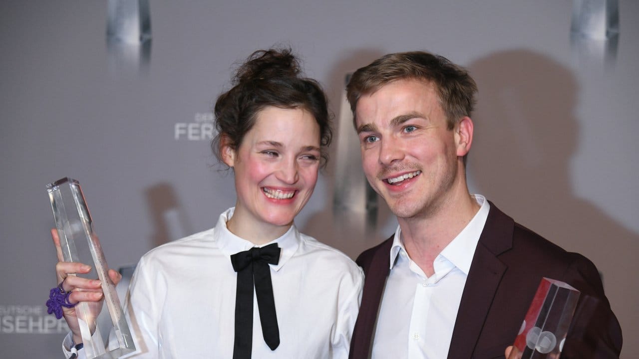 Die Schauspieler Vicky Krieps und Albrecht Schuch freuen sich über die Auszeichnung in der Kategorie "Beste Schauspielerin" und "Bester Schauspieler".