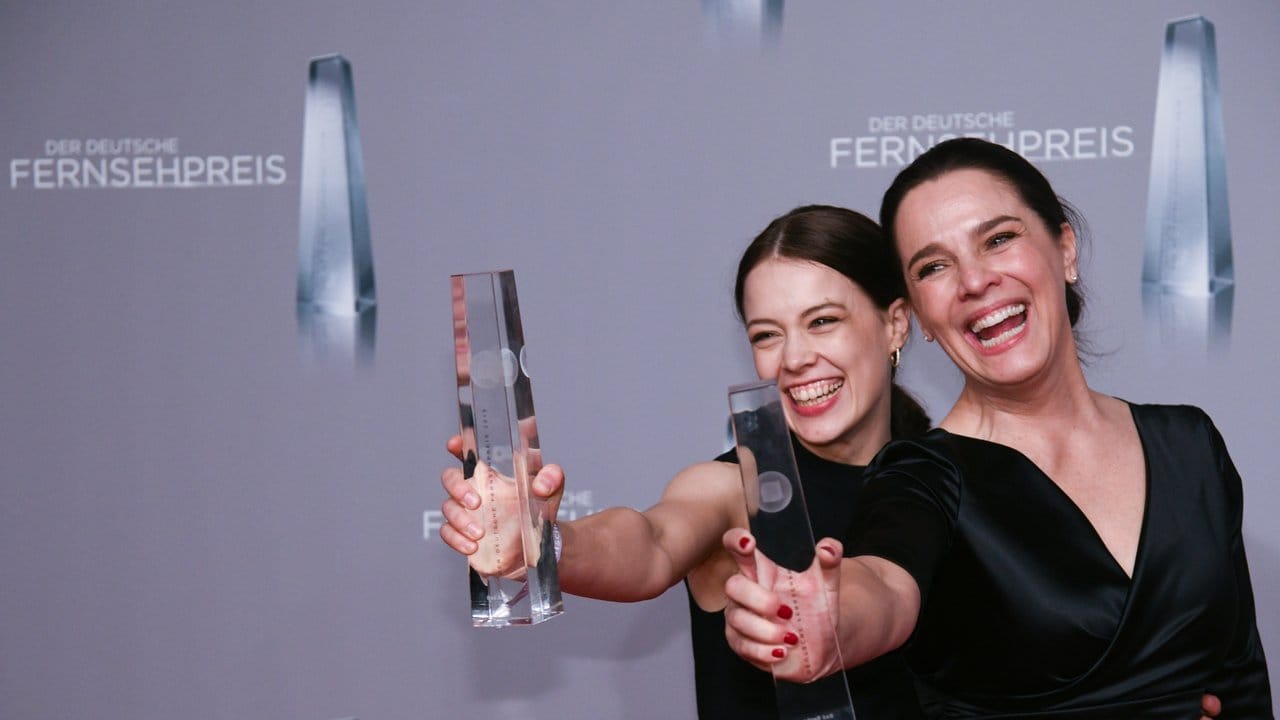Paula Beer (l) und Desirée Nosbusch freuen über die Auszeichnung in der Kategorie "Beste Drama-Serie" für "Bad Banks".