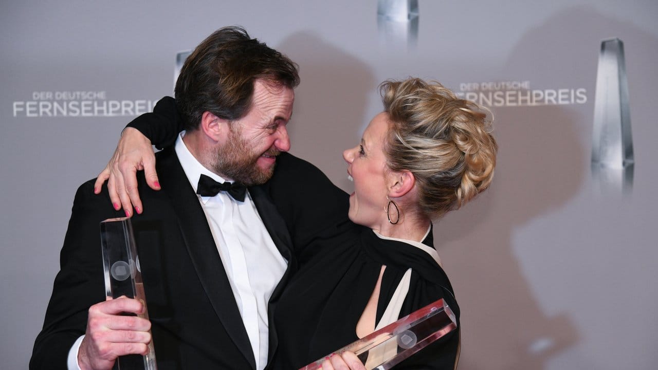 "Aufbruch in die Freiheit" ist als bester Fernsehfilm ausgezeichnet worden: Große Freude bei Christian Erdmann und Anna Schudt. "Aufbruch in die Freiheit" ist als bester Fernsehfilm ausgezeichnet worden: Große Freude bei Christian Erdmann und Anna Schudt.
