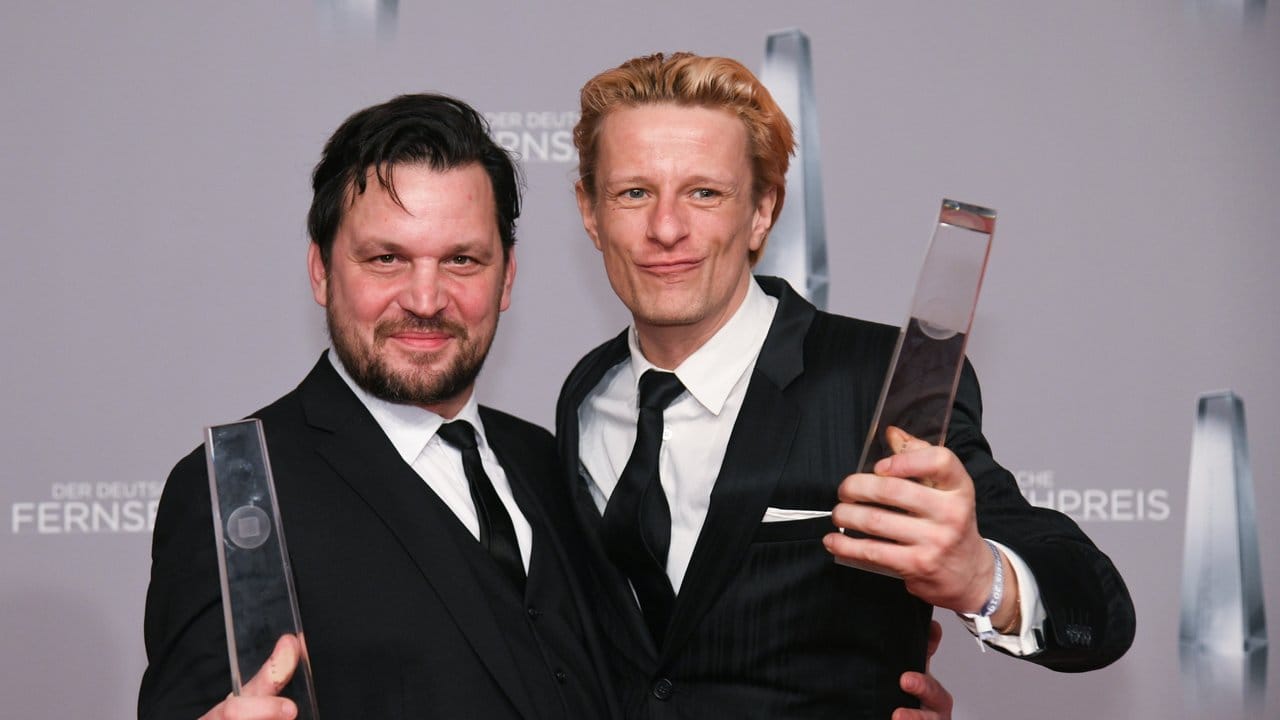Sascha Alexander Gersak (l) und Alexander Scheer freuen sich über die Auszeichnung in der Kategorie "Bester Mehrteiler" für den Film "Gladbeck". Sascha Alexander Gersak (l) und Alexander Scheer freuen sich über die Auszeichnung in der Kategorie "Bester Mehrteiler" für den Film "Gladbeck".
