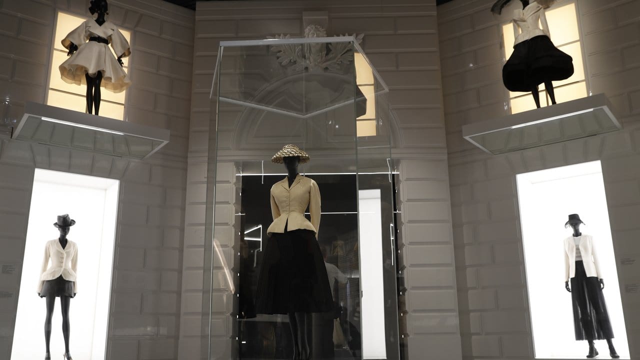 Kleidungsstücke der Dior Haute Couture-Kollektion der Frühjahr-/Sommersaison 1947 in Lobndon.