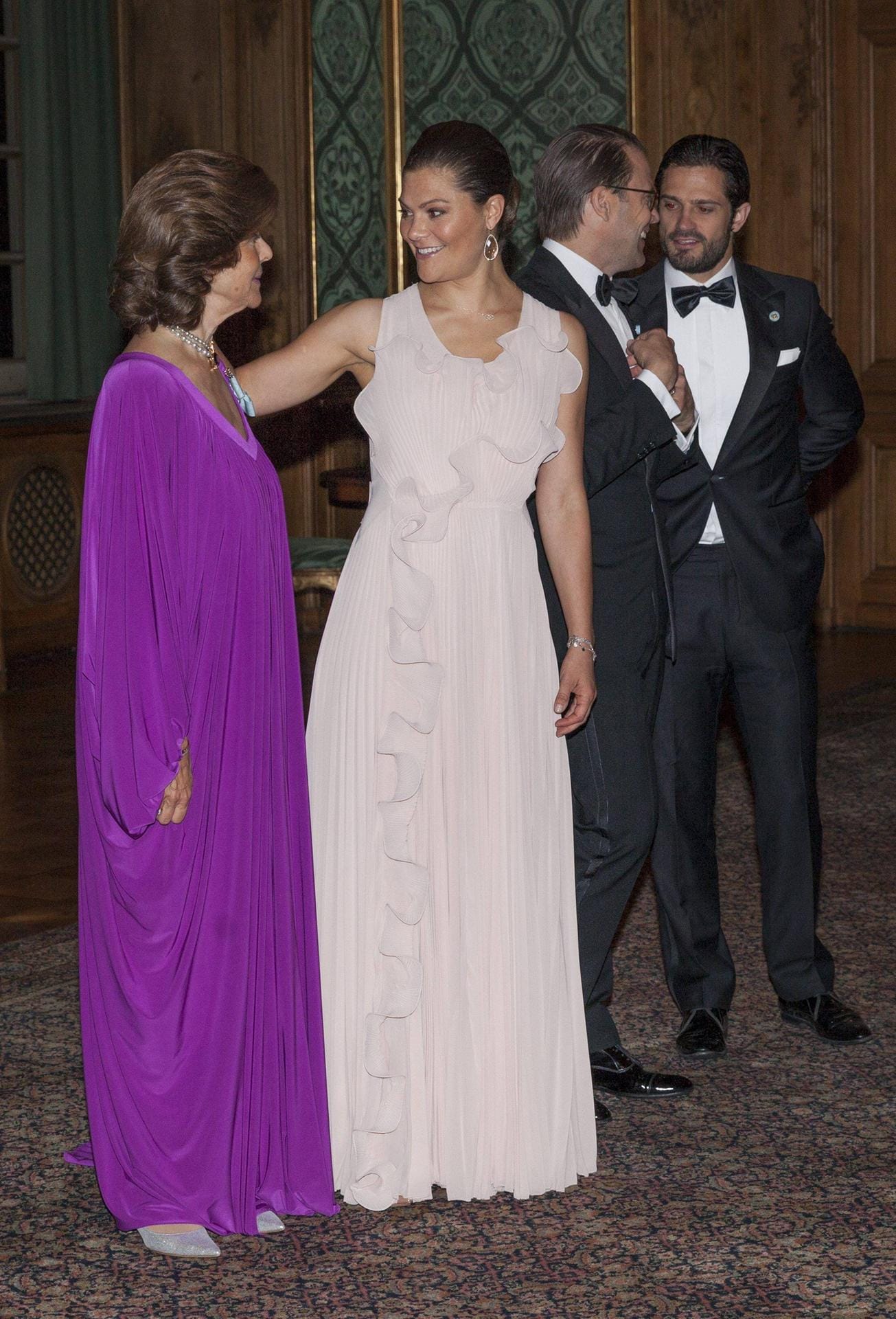 22. September 2017: Für das Schweden-Dinner im Palast wählte Victoria ein elegantes Kleid aus der Conscious-Kollektion von H&M.