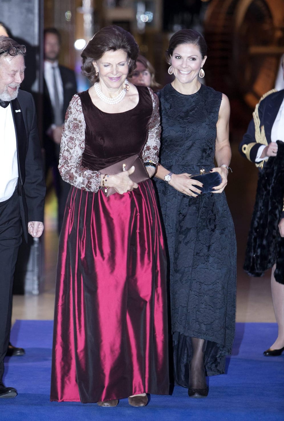 14. November 2017: Victoria mit ihrer Mutter Silvia. Das schwarze Kleid der Kronprinzessin ist aus einer H&M-Kollektion von 2014.