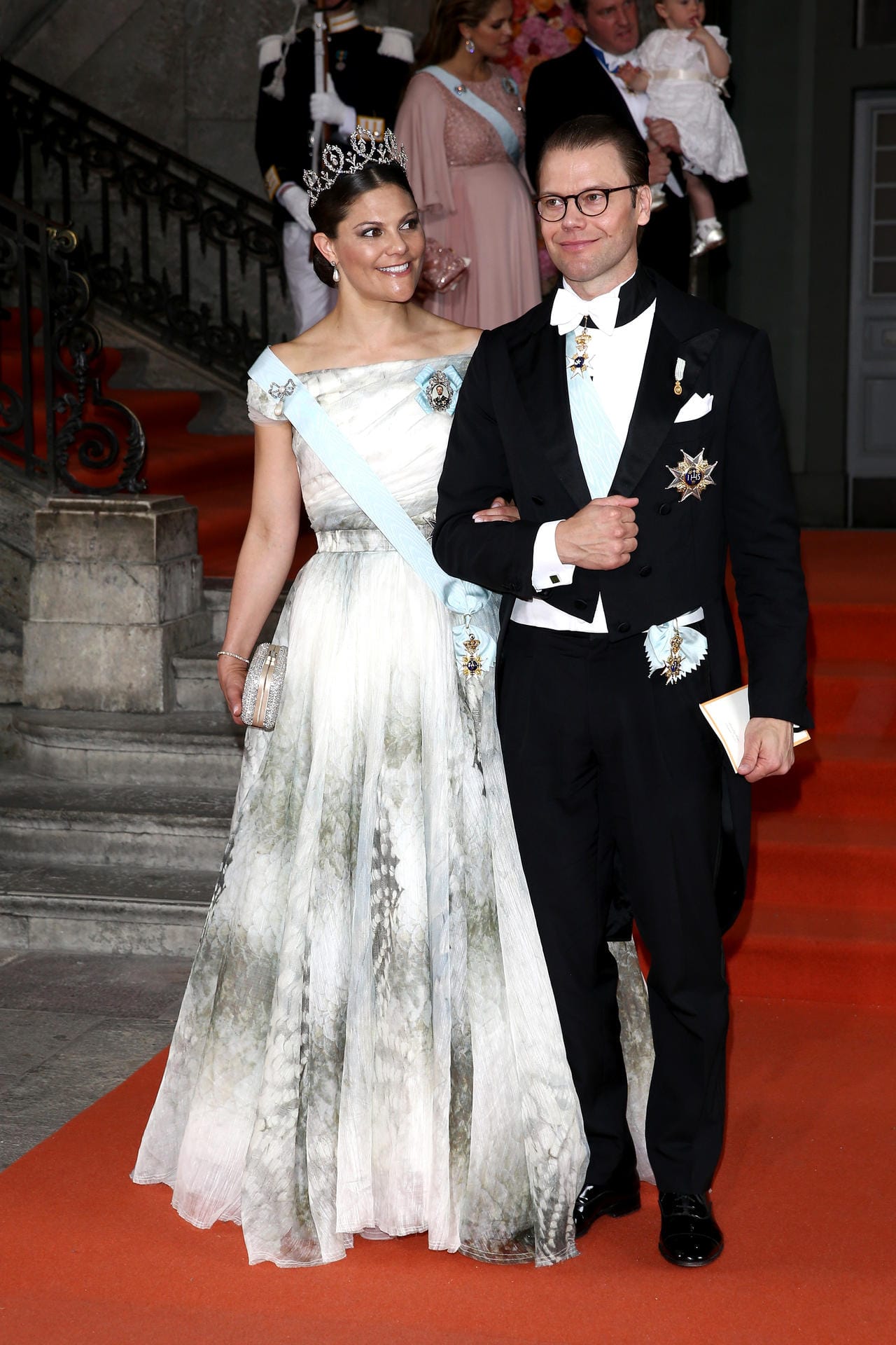 13. Juni 2015: Zur Hochzeit ihres Bruders Carl Philip mit Sofia Hellqvist kam Victoria ebenfalls in einer Robe aus der H&M-Conscious-Collection – offenbar war diese extra für sie angefertigt. Im offiziellen Angebot der Modekette war nämlich nur das Unterteil für etwa 150 Euro zu haben.
