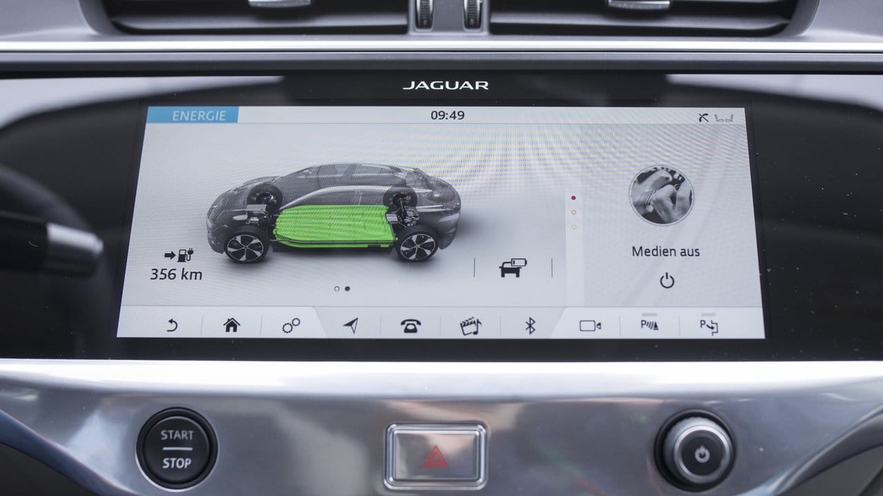 Wie weit kann er noch fahren? Die restliche Reichweite wird im Jaguar I-Pace auf einem Touchscreen angezeigt.