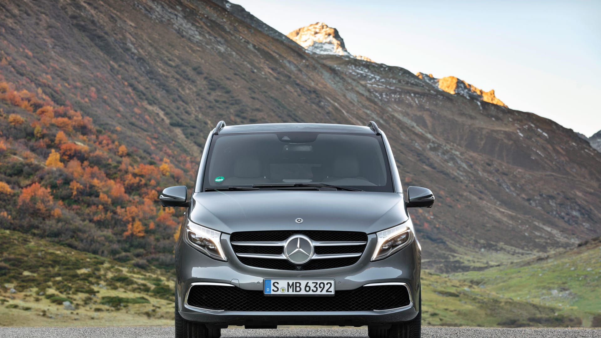 Neue Frontpartie: War der Lufteinlass unter dem typischen Mercedes-Kühlergrill bisher dreigeteilt und eher filigran, betont nun eine durchgehende Öffnung die Breite.