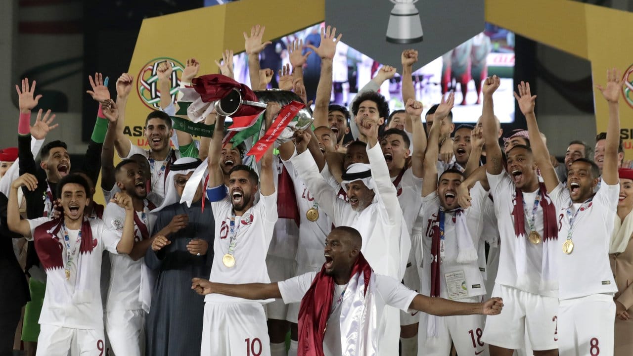 Die Spieler von Katar feiern den Sieg bei der Asienmeisterschaft.