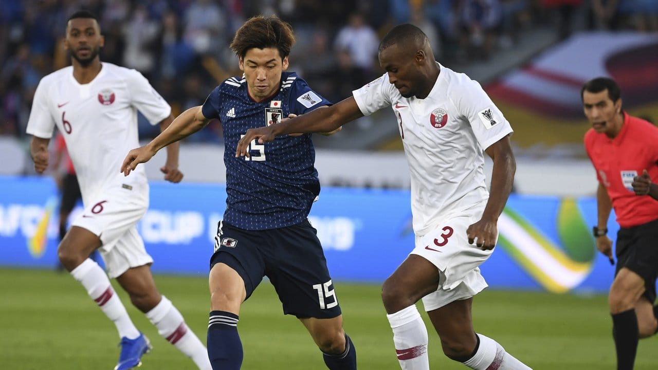Der Japaner Yuya Osako (l) im Kampf um den Ball gegen Katars Abdelkarim Hassan.