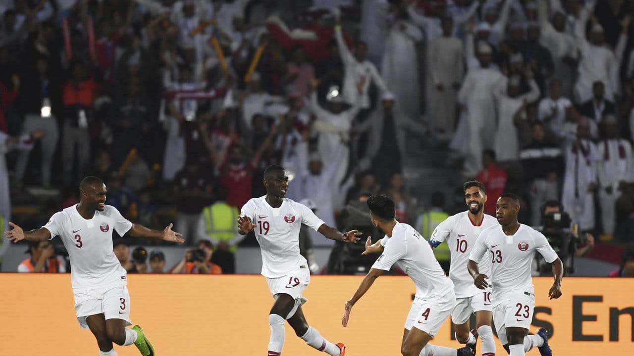 Die Spieler von Katar feiern den Treffer zum 1:0 gegen Japan durch Almoez Abdulla (2.