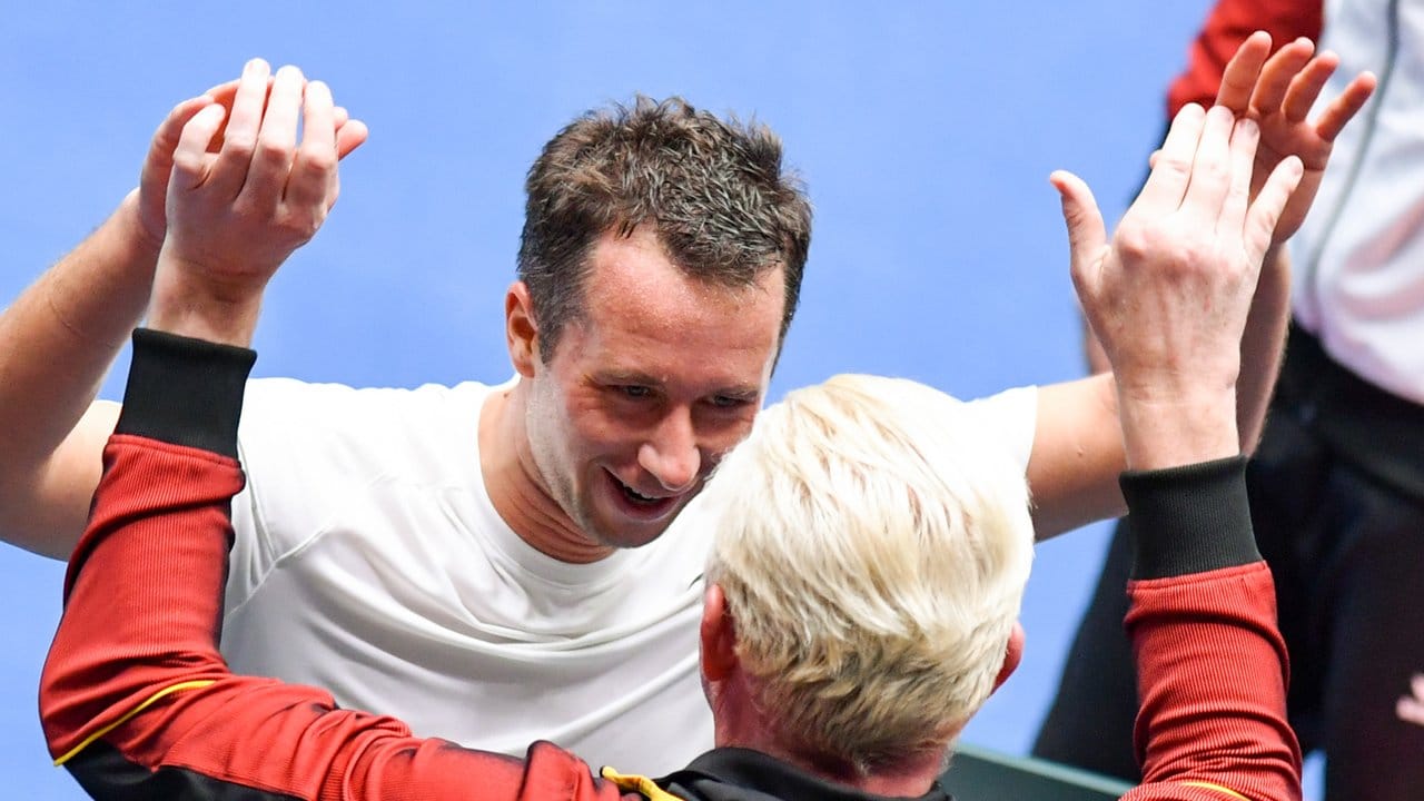 Nach der Zitterpartie erst einmal abklatschen: Philipp Kohlschreiber (l) jubelt mit Boris Becker. Nach der Zitterpartie erst einmal abklatschen: Philipp Kohlschreiber (l) jubelt mit Boris Becker.