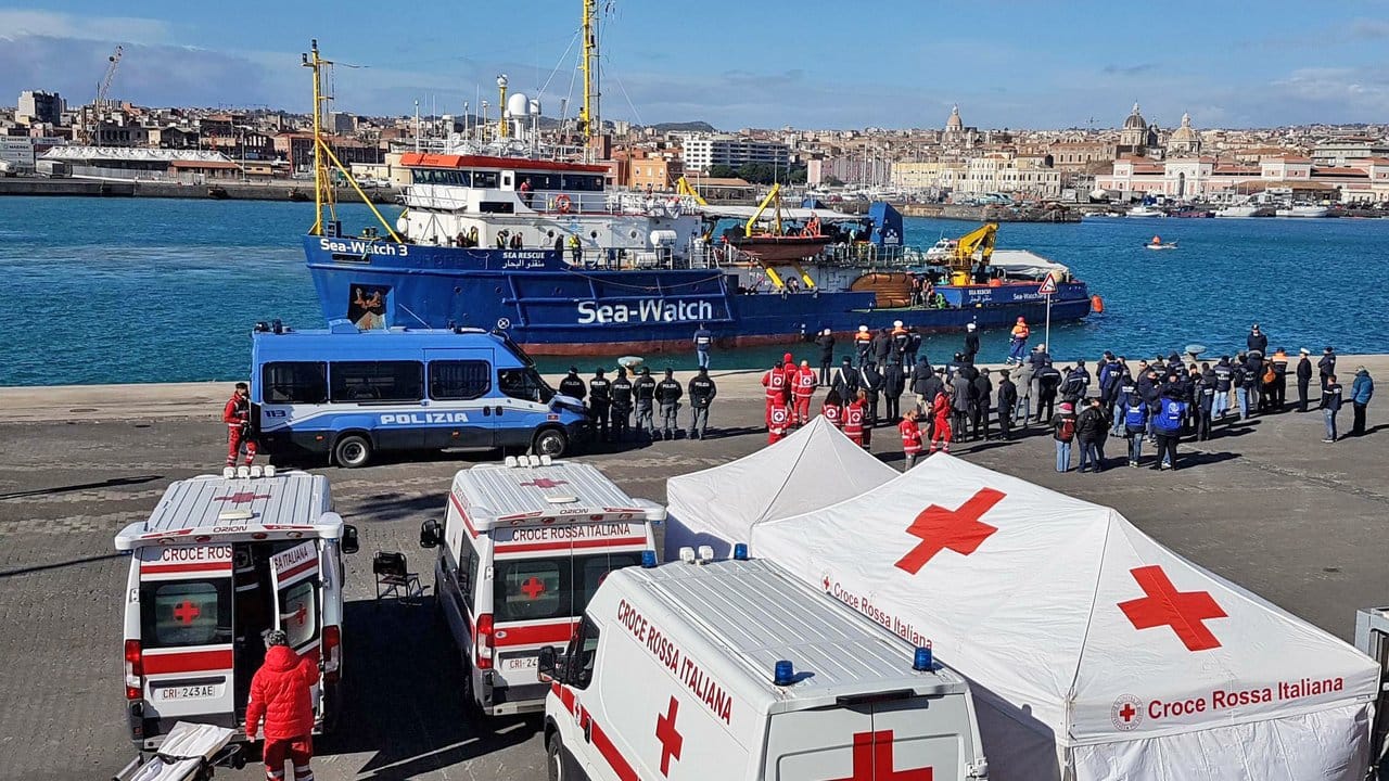 Das Rettungsschiff "Sea-Watch" bei der Ankunft in Catania.