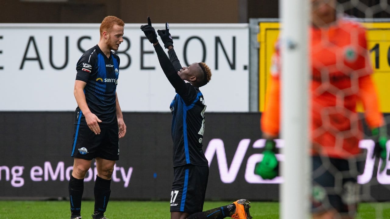 Paderborns Torschütze Babacar Gueye (r) bejubelt mit Sebastian Vasiliadis den vierten von insgesamt sechs Treffern gegen Fürth. Paderborns Torschütze Babacar Gueye (r) bejubelt mit Sebastian Vasiliadis den vierten von insgesamt sechs Treffern gegen Fürth.