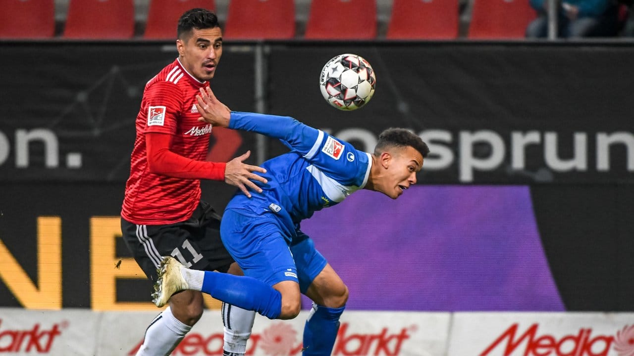 Darío Lezcano von Ingolstadt (l) und der Magdeburger Marcel Costly kämpfen um den Ball. Darío Lezcano von Ingolstadt (l) und der Magdeburger Marcel Costly kämpfen um den Ball.