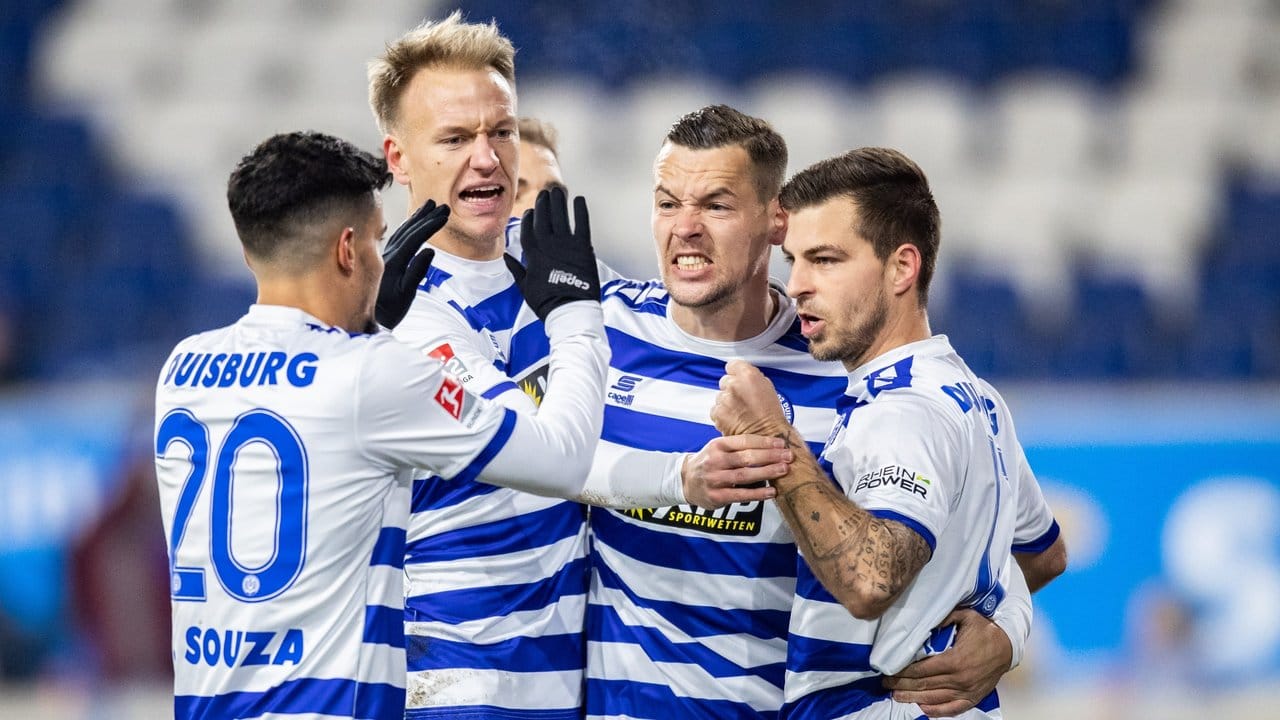 Duisburgs Spieler feiern das 1:0 gegen Darmstadt. Duisburgs Spieler feiern das 1:0 gegen Darmstadt.