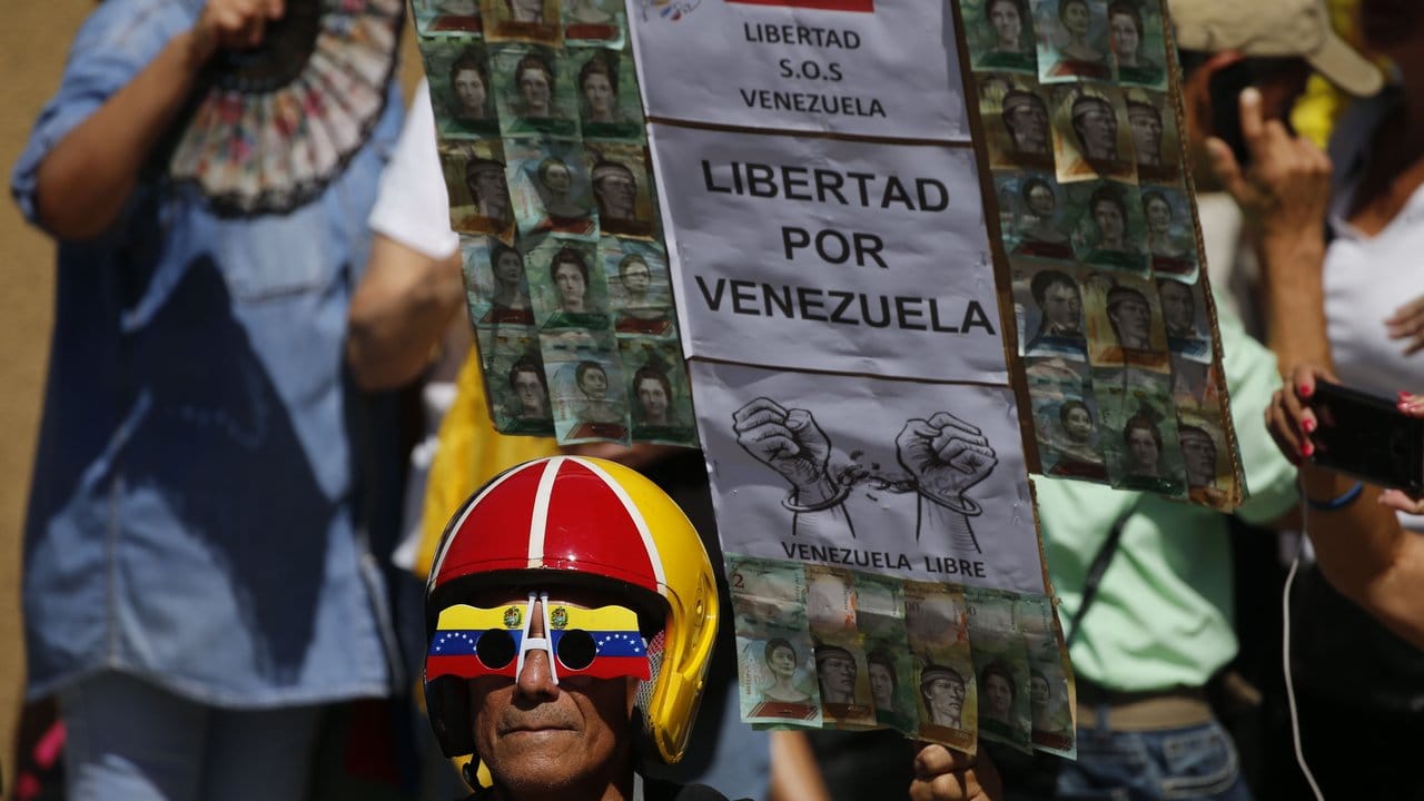 Ein Demonstrant hält in Caracas ein Poster mit der Aufschrift "Freiheit für Venezuela".