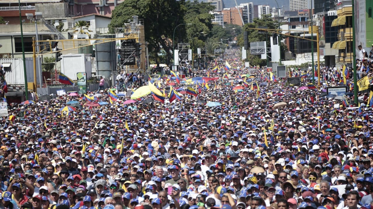 Rund Hunderttausend Demonstranten sind in Caracas gegen Staatschef Nicolás Maduro auf die Straße gegangen.
