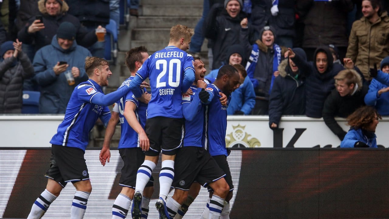 Die Spieler von Arminia Bielefeld feiern den 2:0-Sieg über den Hamburger SV.