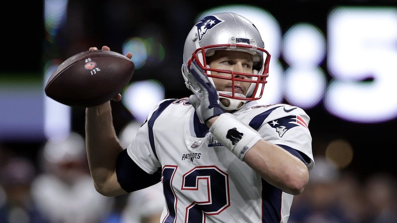 Patriots-Quarterback Tom Brady sucht eine Anspielstation für seinen Pass.