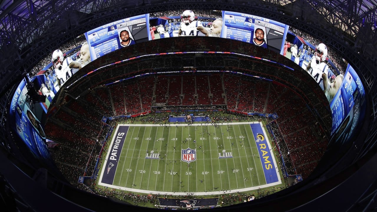 Ein beeindruckender Blick durch das Dach vom Mercedes-Benz Stadium auf das Spielfeld beim Super Bowl LIII.