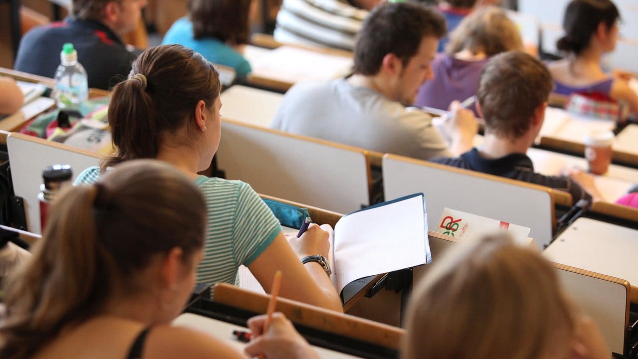 In den Vorlesungen an der Hochschule nehmen Studierende vor allem Fachwissen mit.