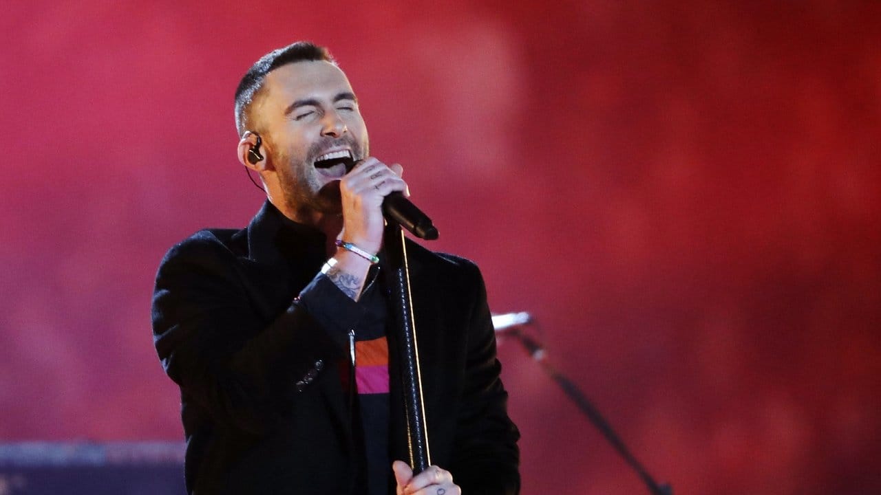 Adam Levine von der Band Maroon 5 in der Halbzeit des Super Bowls. Adam Levine von der Band Maroon 5 in der Halbzeit des Super Bowls.
