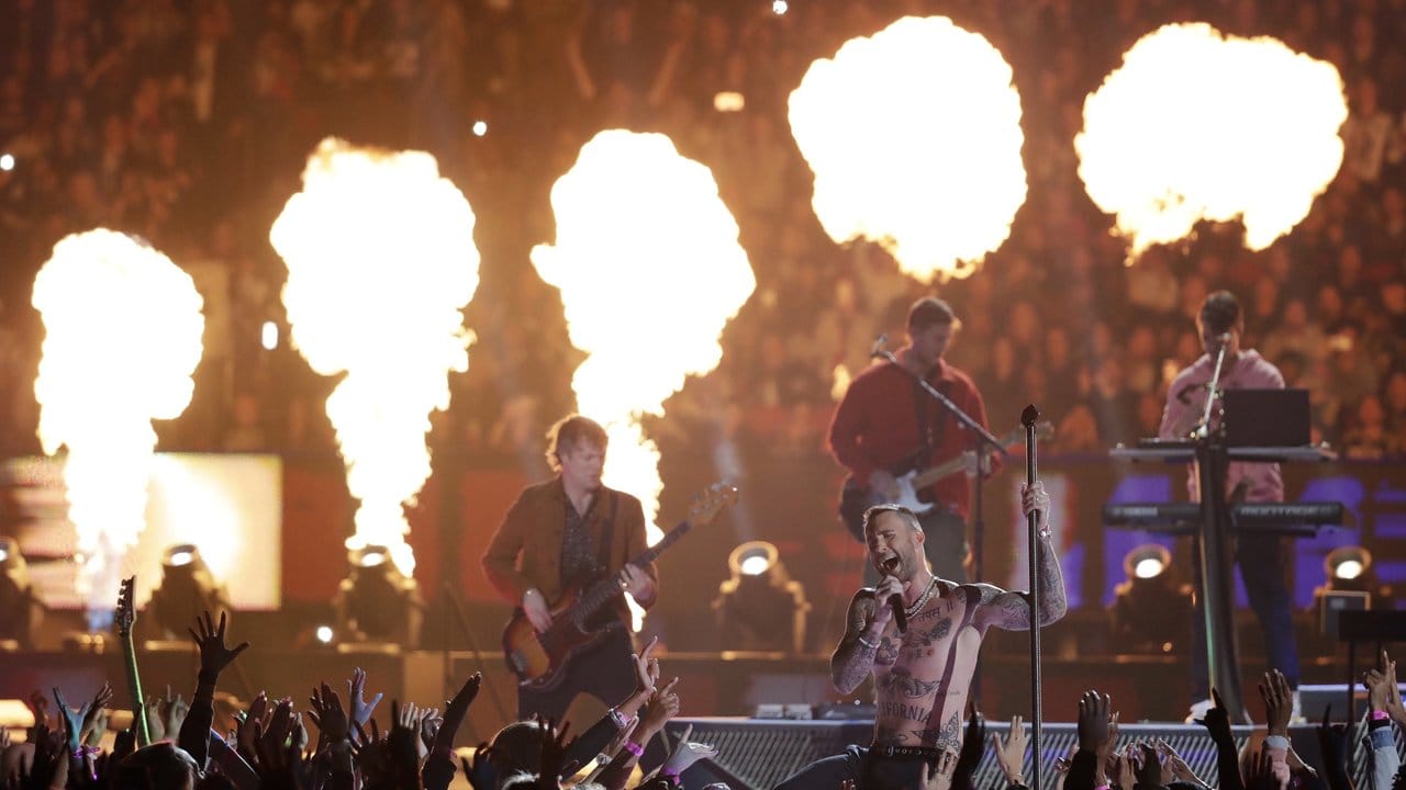 Viel Rauch um nichts? Maroon 5 bei ihrer Halbzeit-Show. Viel Rauch um nichts? Maroon 5 bei ihrer Halbzeit-Show.