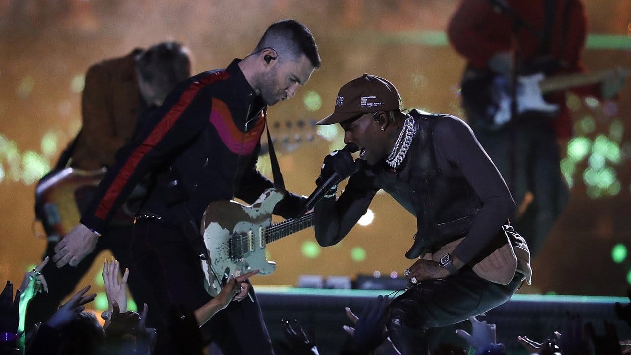 Adam Levine (l) und Travis Scott (r) während der Halbzeit-Show. Adam Levine (l) und Travis Scott (r) während der Halbzeit-Show.