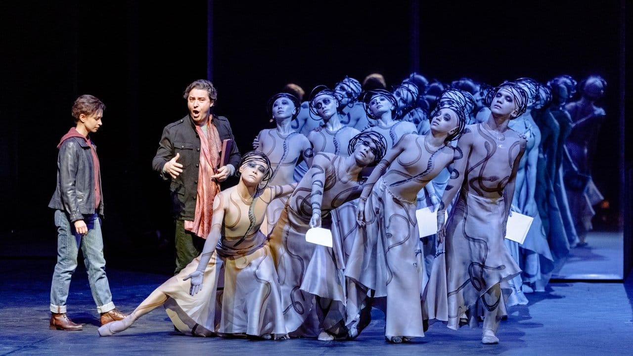 Die Sänger Marie-Sophie Pollak als "L'Amour" und Dmitry Korchak als "Orphée" mit Tänzern des Ballettensembles in "Orphée et Eurydice".