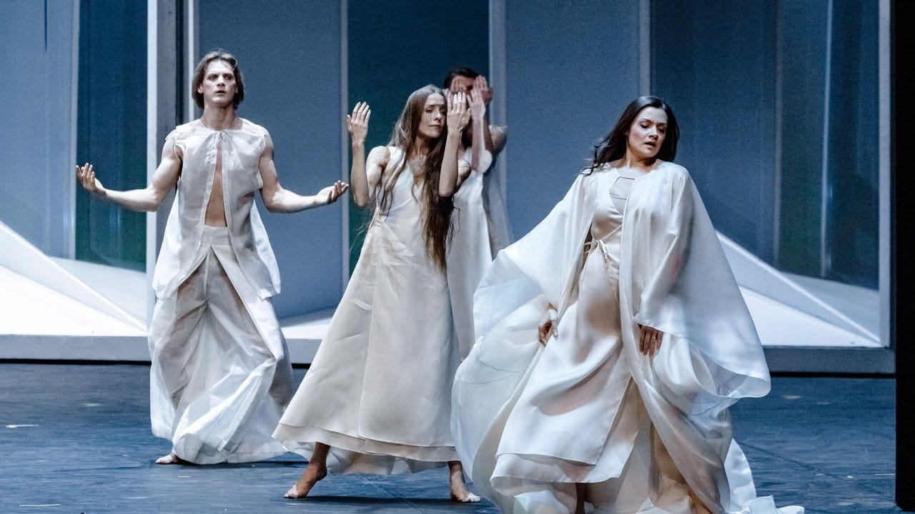 Die Sänger und Tänzer Edvin Revazov (l-r) als "Orphée", Anna Laudere als "Eurydice" und Andriana Chuchman als "Eurydice" in "Orphée et Eurydice".
