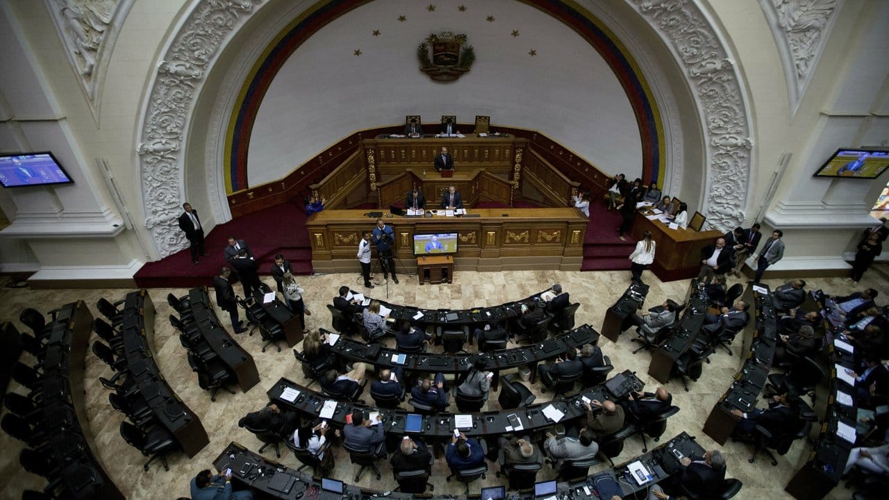 Abgeordnete diskutieren in einer Sitzung der Nationalversammlung über Maßnahmen gegen Maduro.