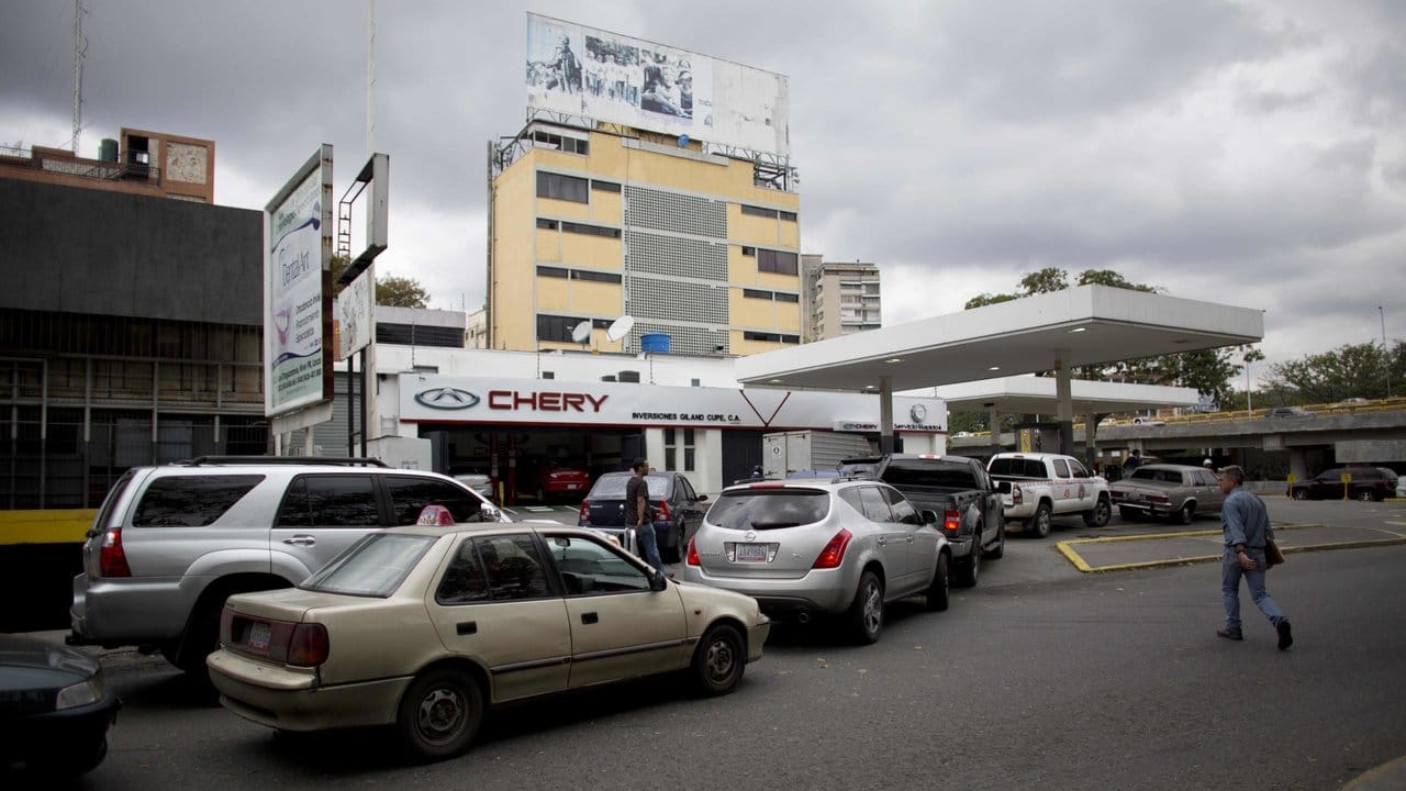 Autofahrer warten in Caracas an einer Tankstelle.