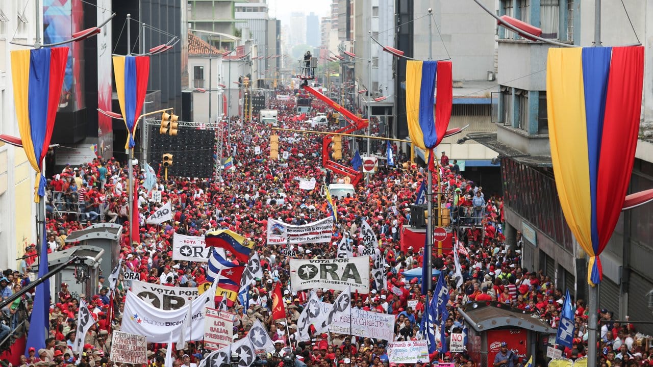 Massen für Maduro: Anhänger des Präsidenten bei einer "antiimperialistischen" Demonstration in Caracas.