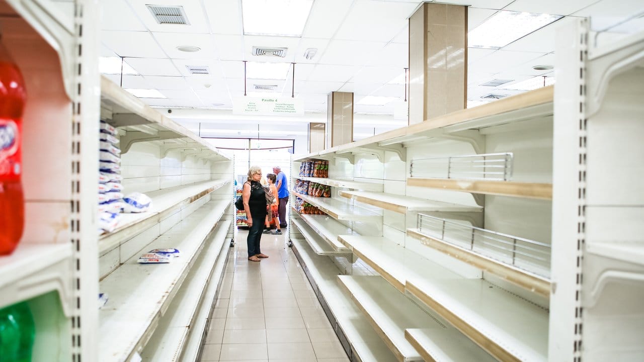 Seit Beginn der Wirtschaftskrise haben einige Supermärkte in Caracas in Venezuela keine Produkte mehr im Regal.