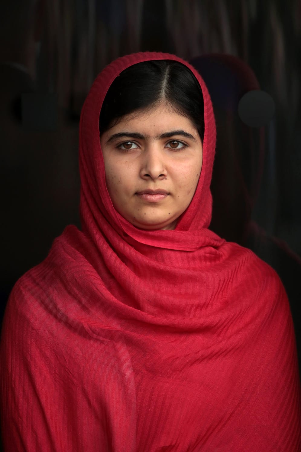 Malala Yousafzai: Die Kinderaktivistin ist die jüngste Nobelpreisträgerin. Auf Malala wurde 2012 im Swat-Tal in Pakistan ein Attentat verübt. Taliban hielten den Schulbus an und schossen auf sie. Der Grund: Sie engagiert sich für die Bildung bei Mädchen.