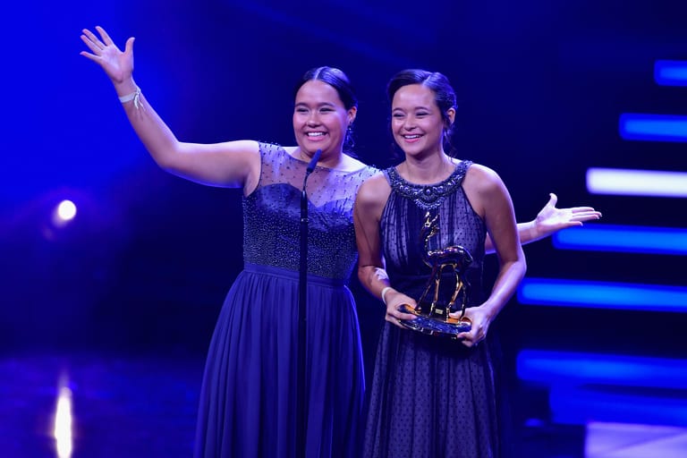 Melati und Isabel Wijsen: Die Schwestern engagieren sich gegen Plastikmüll und haben in ihrer Heimat Bali 2013 die Initiative "Bye Bye Plastic Bags" gegründet. Das "Forbes"-Magazin zählt sie zu den 100 inspirierendsten Frauen. Darüber hinaus wurden sie 2017 mit dem Bambi in der Kategorie "Unsere Erde" ausgezeichnet.