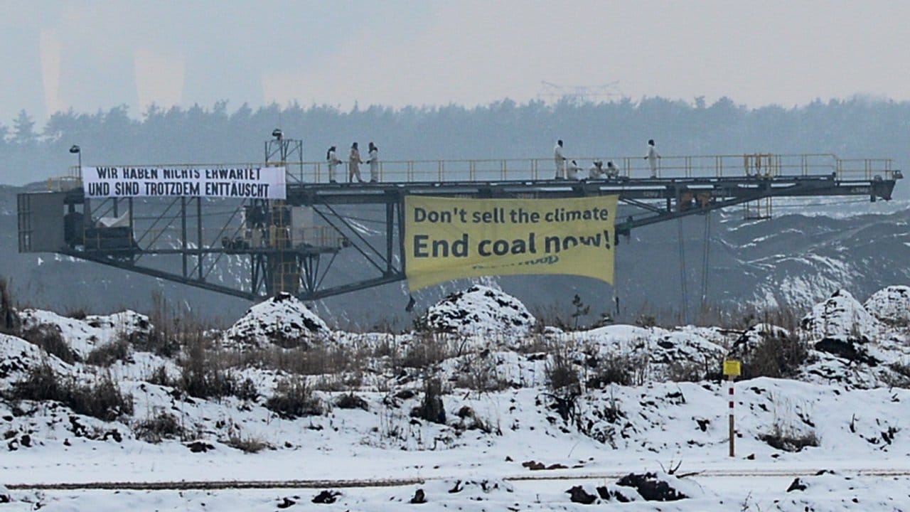 Umweltaktivisten halten im Bergbaugebiet Jänschwalde einen Kohlebagger besetzt.