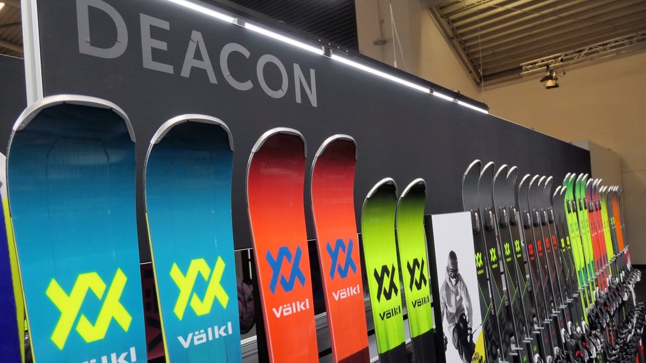 Völkl zeigt auf der Ispo seine Deacon-Reihe mit neuartiger Bindung in zwei Ski-Varianten.