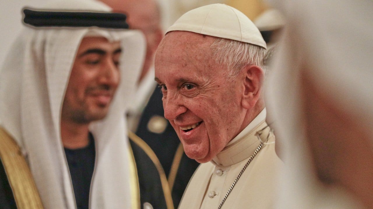 Papst Franziskus bei seiner Ankunft am Flughafen von Abu Dhabi.