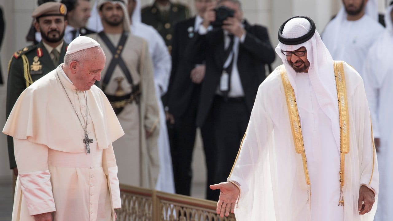 Papst Franziskus wird von Scheich Mohammed bin Said Al Nahjan (r.