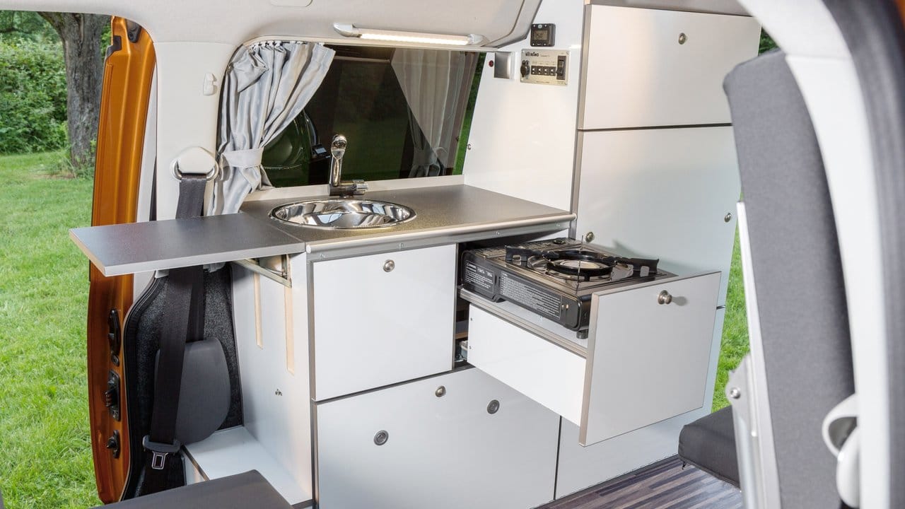Kleiner Kasten: Den VW Caddy Maxi rüstet Reimo auf kleinem Raum mit ausziehbarer Kocheinheit aus.