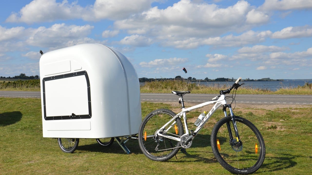 Für die ganz große Tour: Der ausziehbare kleine Fahrrad-Wohnanhänger von Wide Path Camper bietet unter anderem ein zum Esstisch umbaubares Bettmodul.