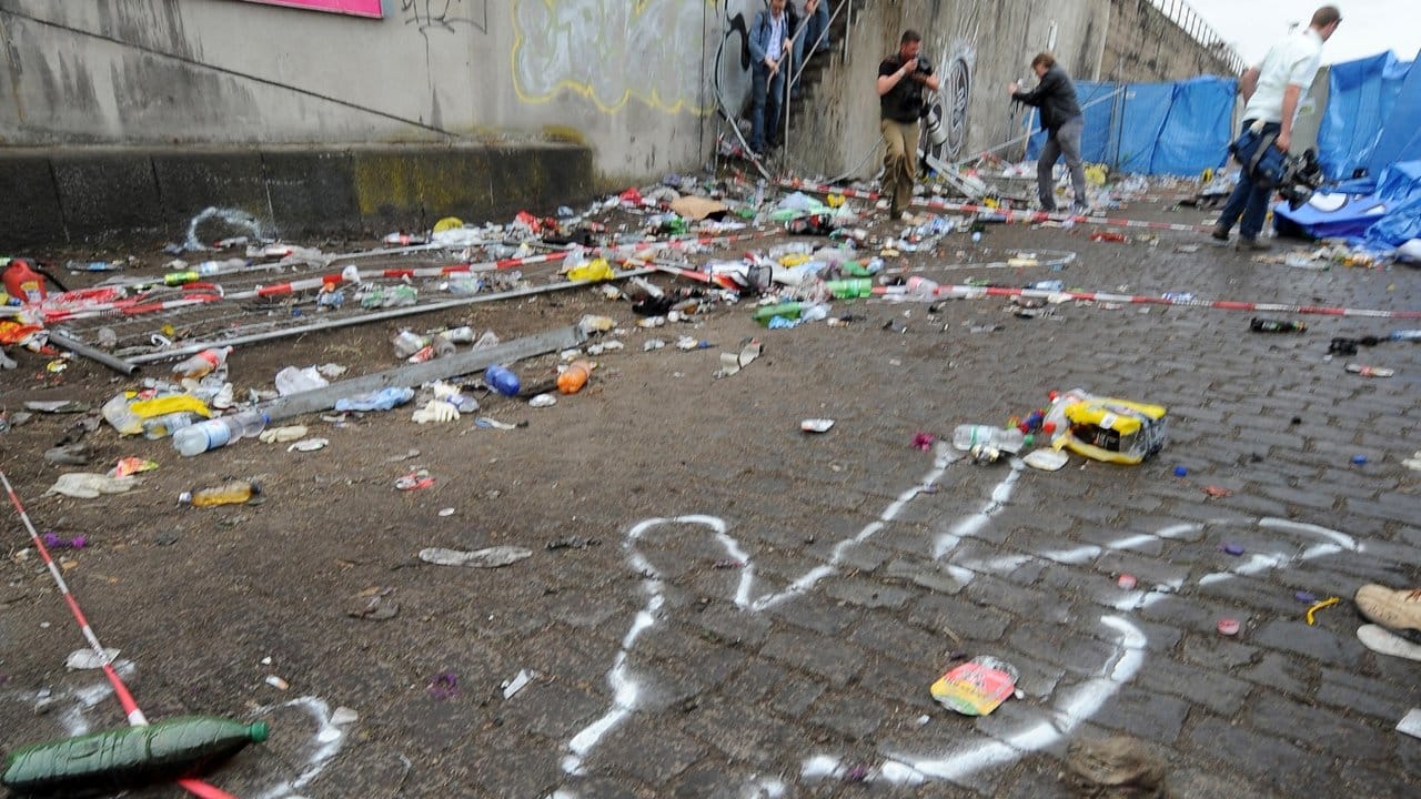 Kreide markiert die Lage der Toten am Ort der Loveparade-Katastrophe.