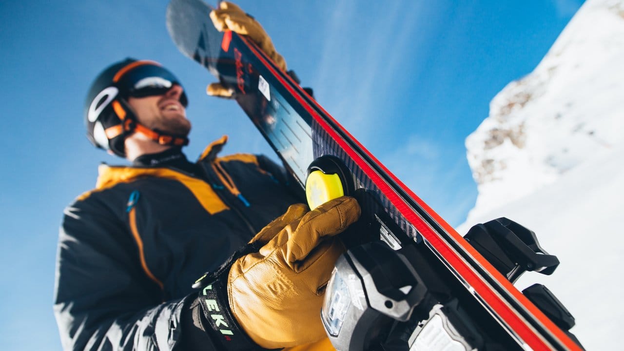 Die Sensoren von Snowcookie werden unter anderem auf dem Ski befestigt - sie messen detailliert die eigene Leistung.