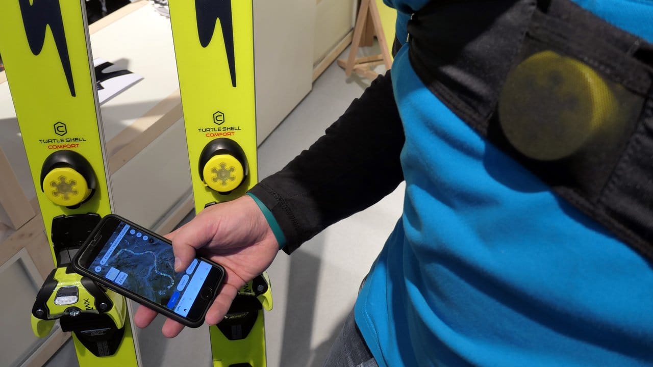 Kontroll-Check: Mit Hilfe der Sensoren an den Ski oder am Körper und einer App von Snowcookie können Skifahrer messen, wie gut sie gefahren sind.