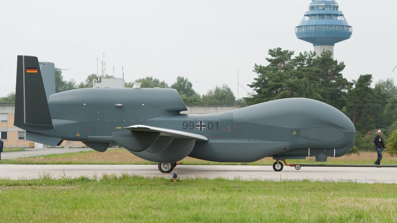 Die Skandal-Drohne "Euro Hawk" wurde eingemottet, weil die Zulassung für den deutschen Luftraum zu teuer geworden wäre.